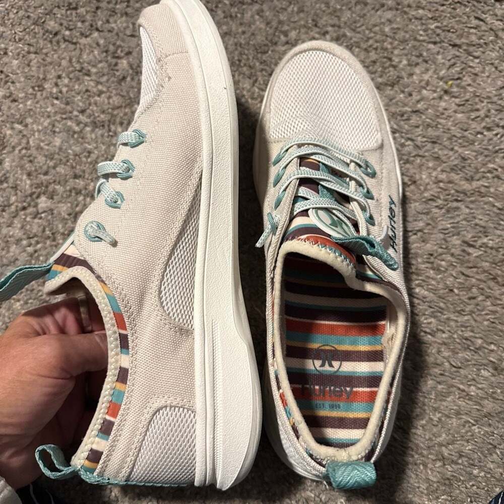 Hurley Women's Castaic Bungee Sneaker Beige Multistripe 8